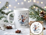 Weihnachtstasse mit fröhlichem Schneemann, bekleidet mit Mütze und Schal, umgeben von Schneeflocken und dem Schriftzug 'Let it Snow'. Perfektes Geschenk für die Winter- und Weihnachtszeit, mit festlicher Dekoration im Hintergrund.